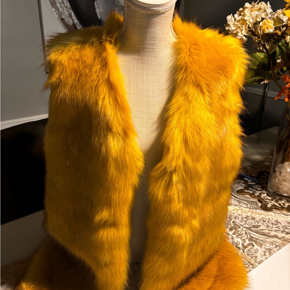 💛 NWT Yellow Faux fur Vest
